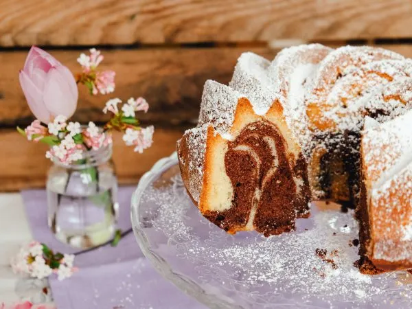 Ein Stück saftiger Marmorkuchen mit Joghurt auf einem Teller