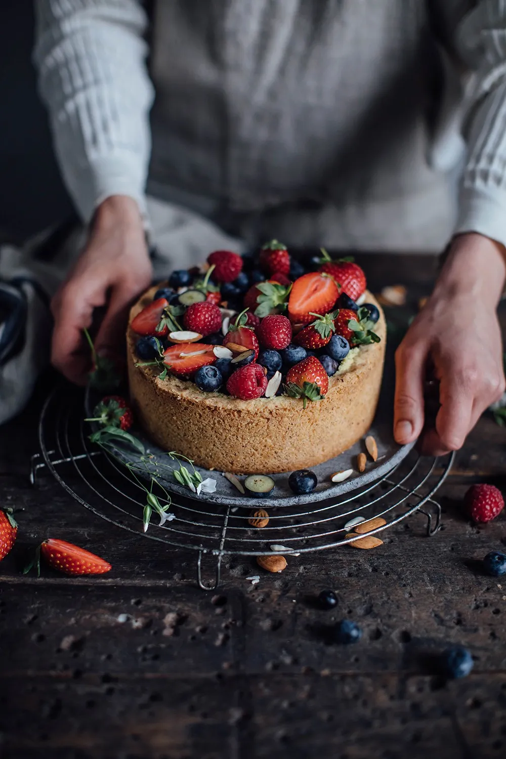Ein Stück veganer Baileys Käsekuchen mit frischen Beeren