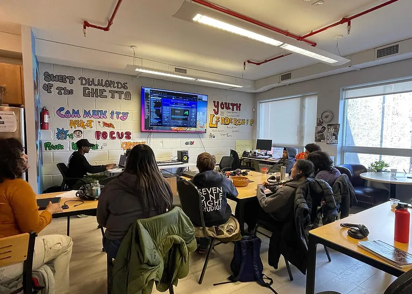 Ein Student der Excellence Sound Academy komponiert Musik in einem Filmproduktions-Workshop