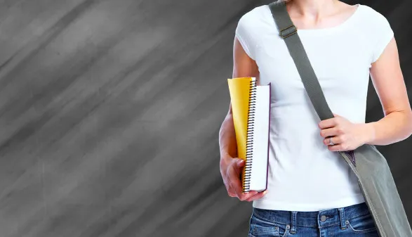 Ein Student mit Büchern in der Hand, bereit für die akademische Reise