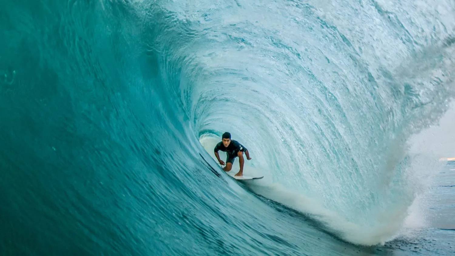 Ein Surfer vor Hawai in einer Tube