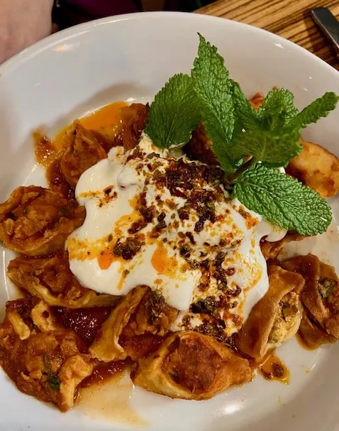 Ein Tablett mit traditionellem Sini Manti, einer türkischen Teigtaschenvariante