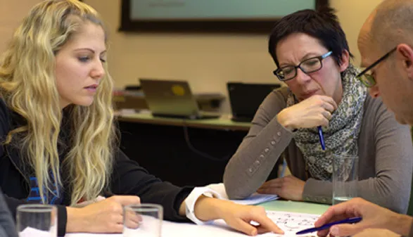 Ein Team von Menschen unterschiedlicher Berufe arbeitet zusammen