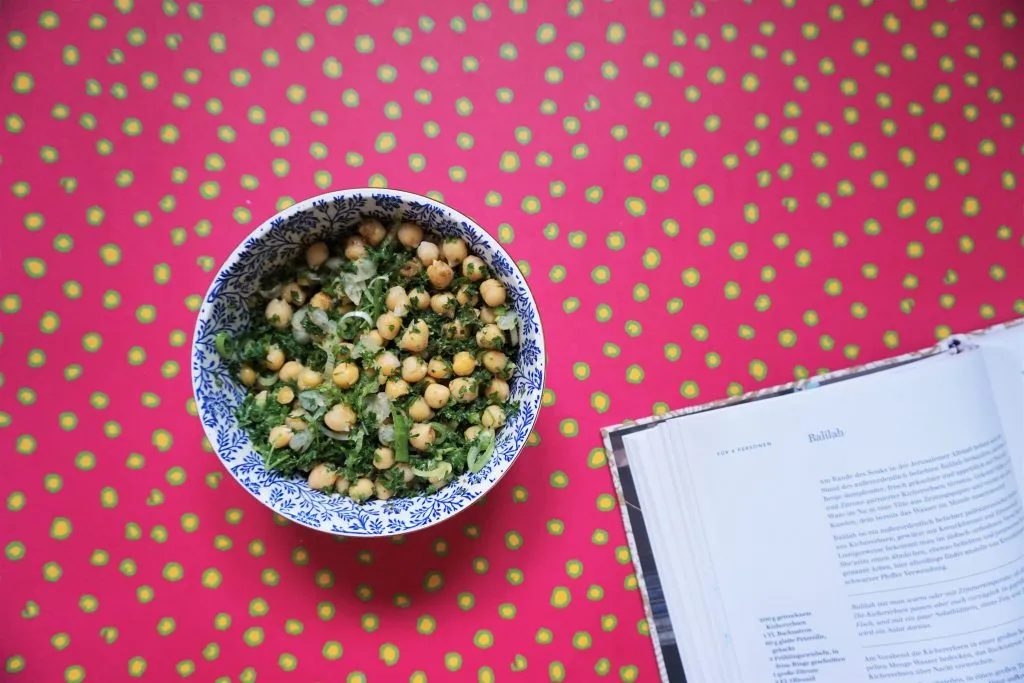 Ein Teller Balilah, garniert mit frischer Petersilie und Zitronenspalten.