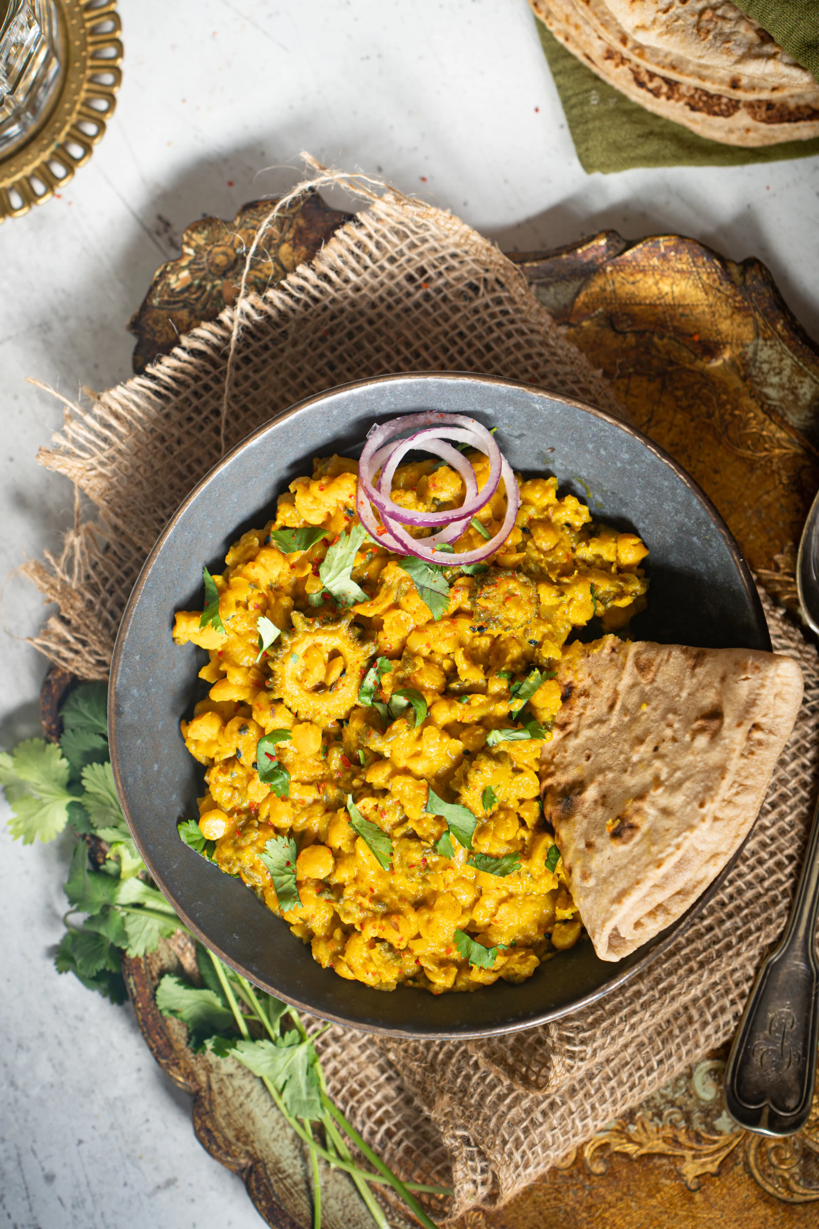 Ein Teller Chana Dal Karela, garniert mit frischem Koriander