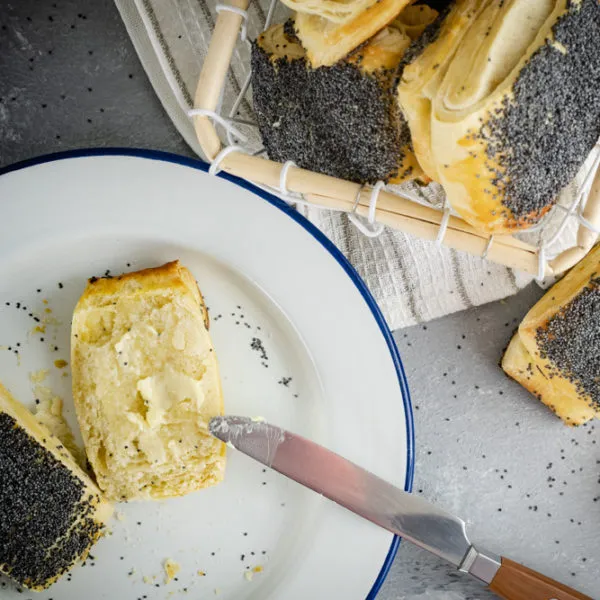 Ein Teller mit frisch gebackenen Birkes, bestreut mit Mohn.
