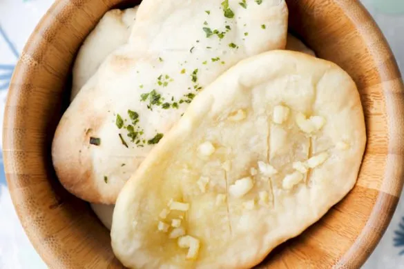 Ein Teller mit frisch gebackenen, fluffigen Fladenbroten, perfekt als Beilage oder mit Dip.