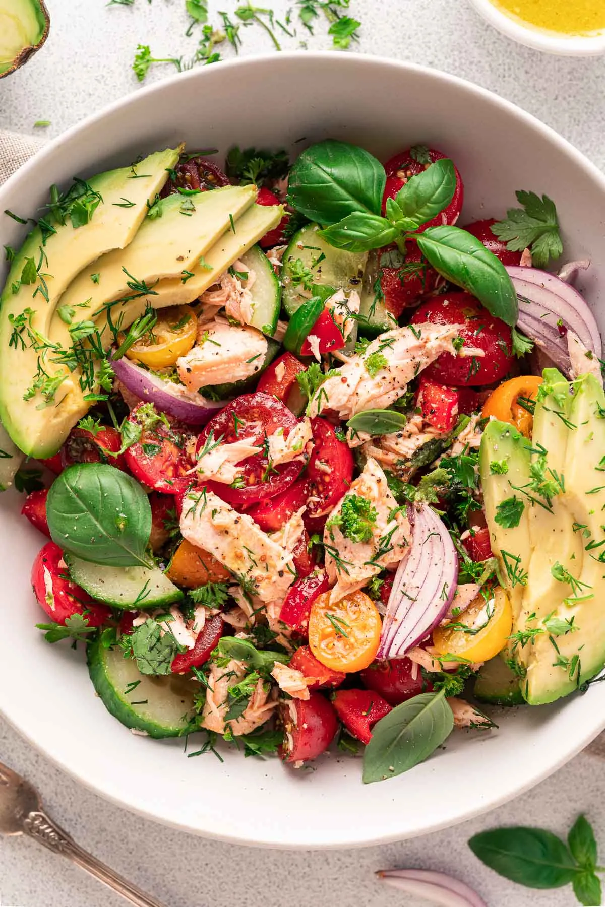 Ein Teller mit frischem Lachssalat