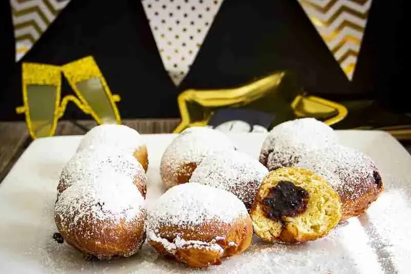 Ein Teller mit mehreren frisch gebackenen Berliner Pfannkuchen, bereit zum Genießen