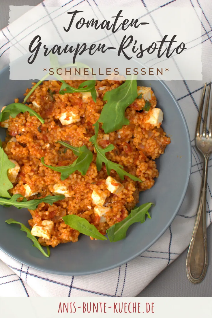 Ein Teller mit Tomaten-Perlgraupen-Risotto, hervorgehoben als schnelles Rezept