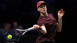 Ein Tennisspieler in Aktion bei einem wichtigen Match, stellvertretend für deutsche Erfolge im Tennissport