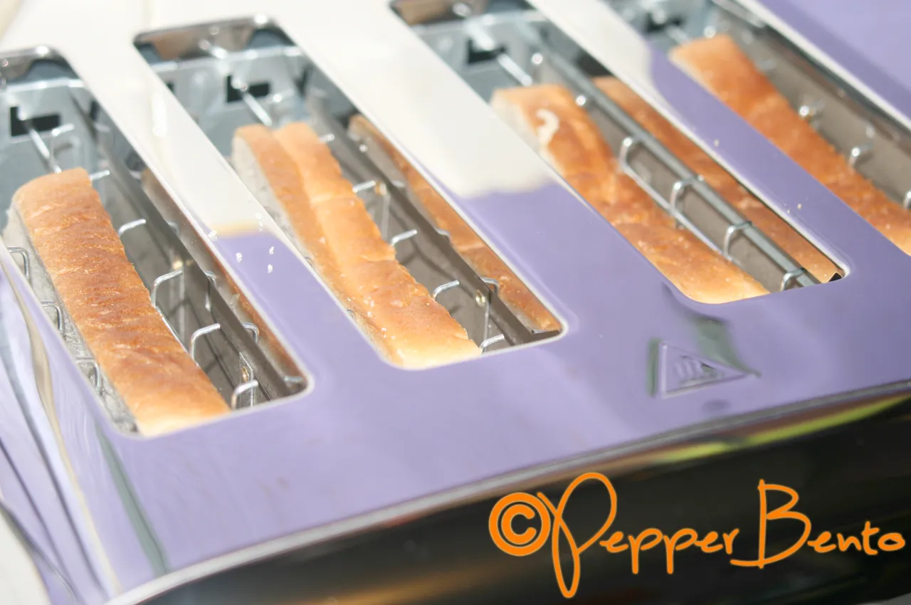 Ein Toastvorgang im Breville VTT571, bei dem die Brotscheiben vollständig versenkt sind