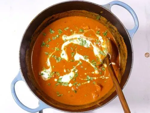 Ein Topf mit der fertigen Butter Chicken Sauce, reichhaltig und cremig, bereit zum Servieren.