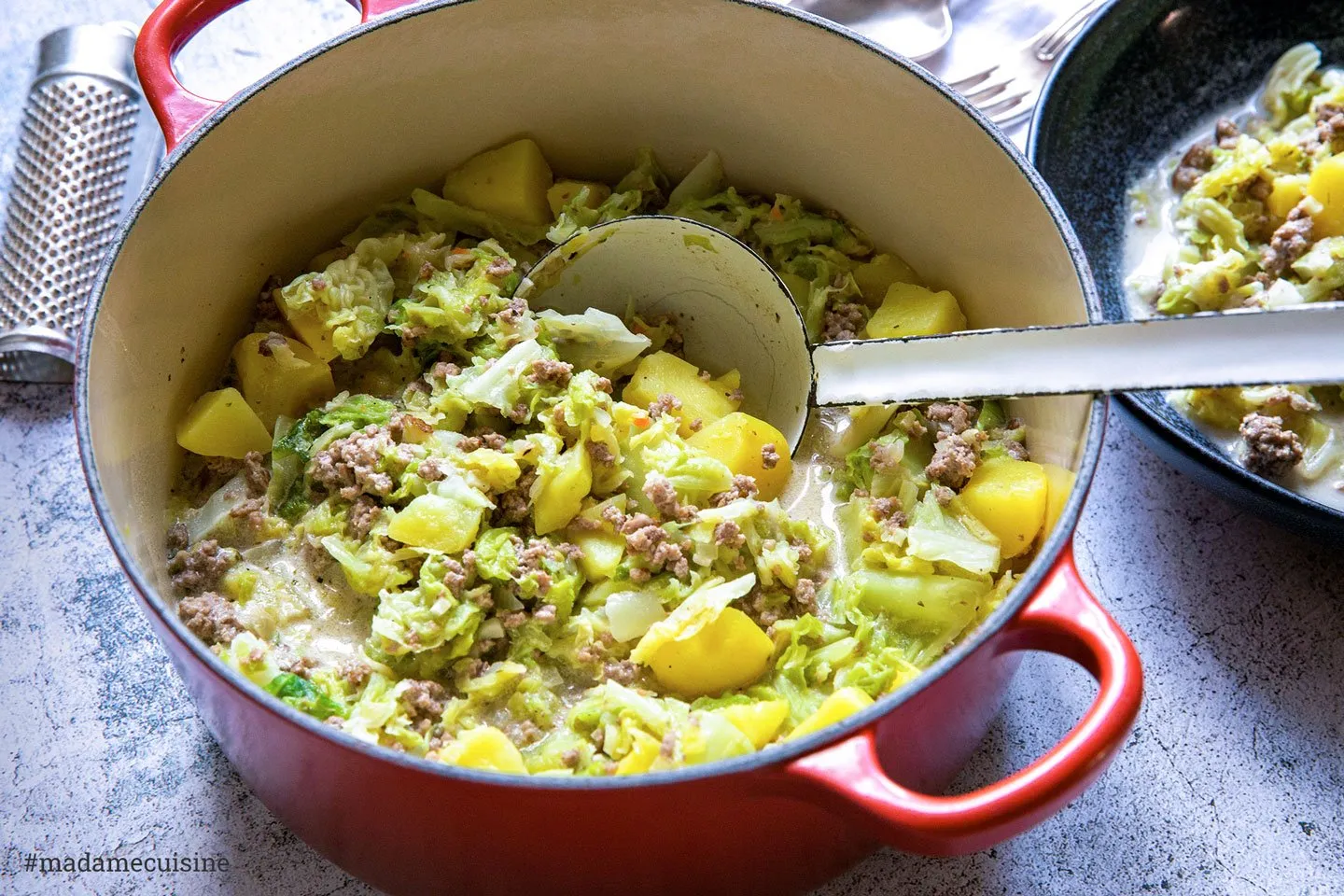 Ein Topf voller Wirsing-Eintopf mit Hackfleisch und Kartoffeln, appetitlich angerichtet