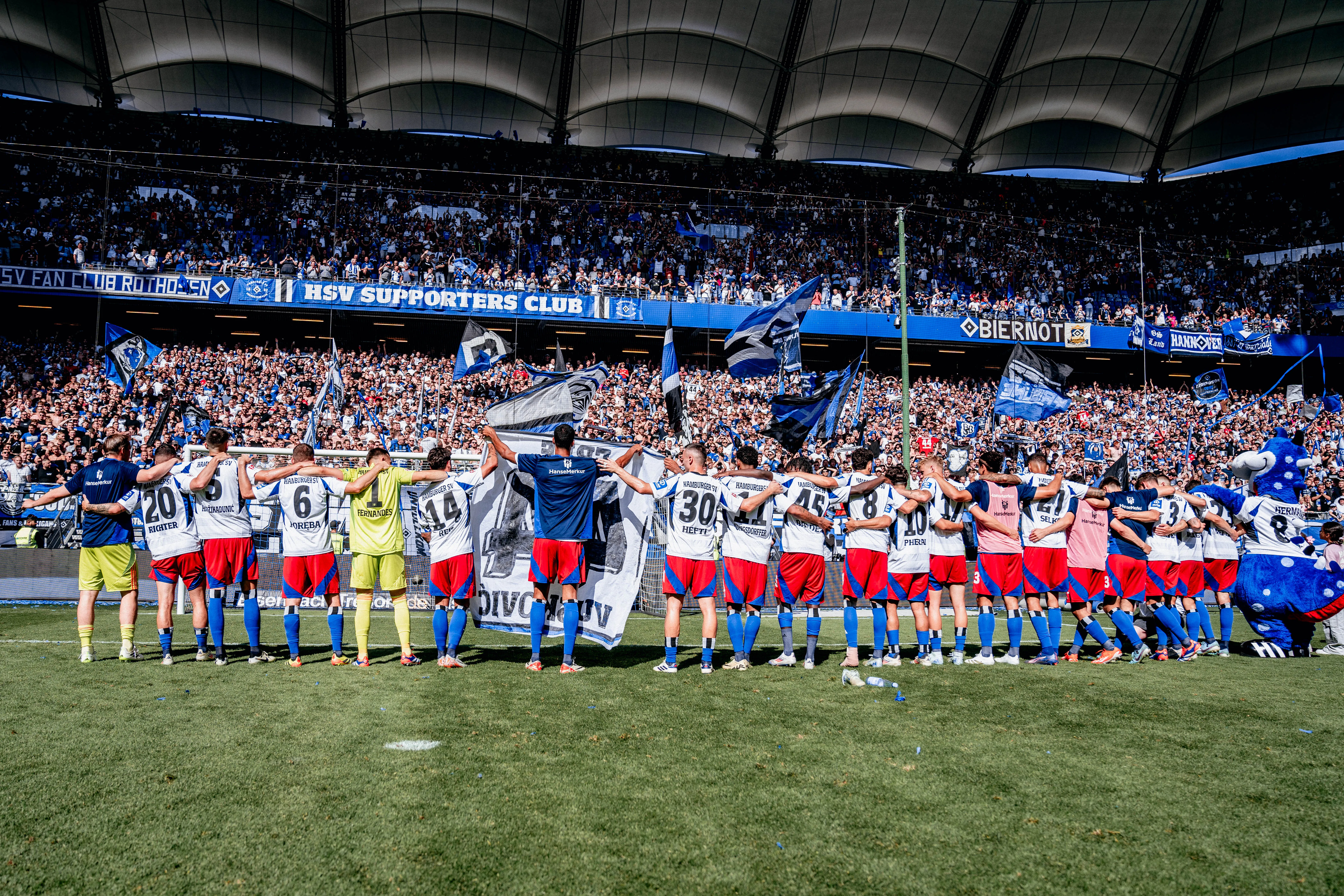 Ein Torhüter bei der Arbeit, konzentriert und fokussiert, inmitten des Spielgeschehens auf dem Rasen.