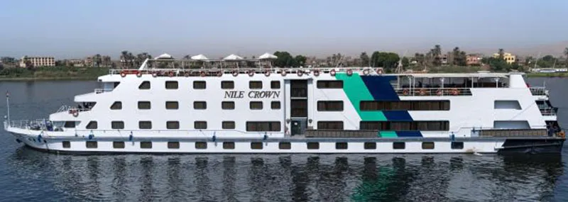 Ein traditionelles Felukenboot auf dem Nil vor einer antiken Tempelanlage