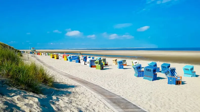 Ein typischer Strandkorb am weitläufigen Sandstrand von Langeoog, einer autofreien ostfriesischen Insel