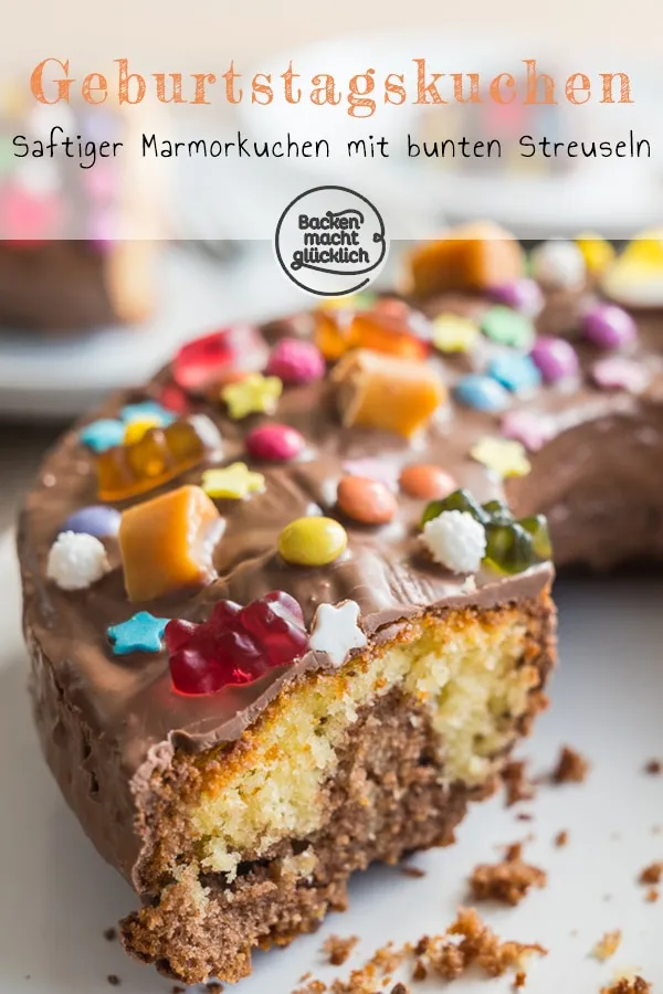 Ein unwiderstehlicher kleiner Geburtstagskuchen, verziert mit bunten Süßigkeiten, ein Hit bei jedem Kindergeburtstag