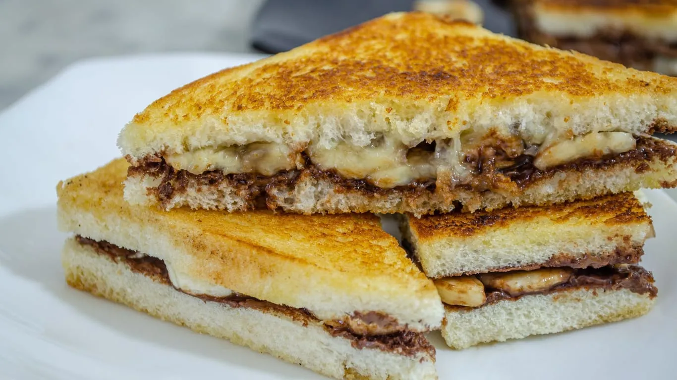 Ein verführerisches Schoko-Bananen-Sandwich, warm und schmelzend, eine köstliche süße Alternative für zwischendurch.