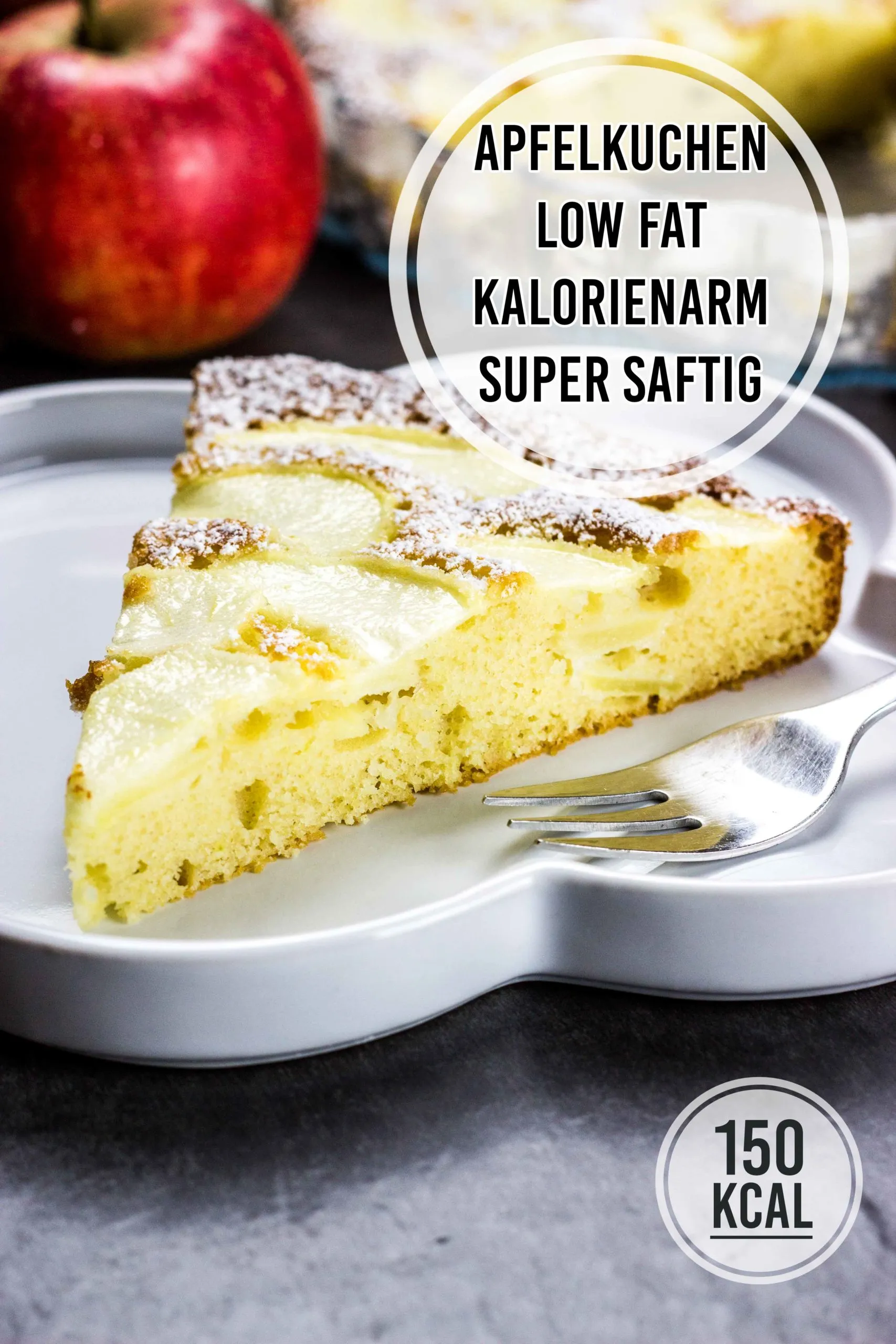 Ein verlockendes Stück Apfelkuchen, serviert mit einer kalorienarmen Joghurt-Creme.