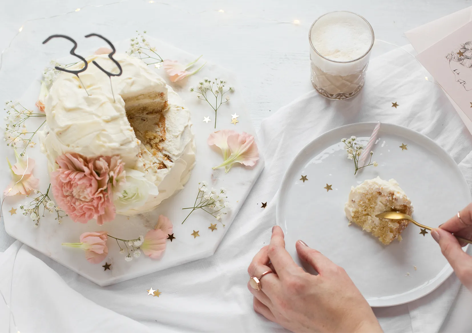 Ein verschneiter Wald mit einem funkelnden Eibsee im Hintergrund, passend zur winterlichen Geburtstagsstimmung.