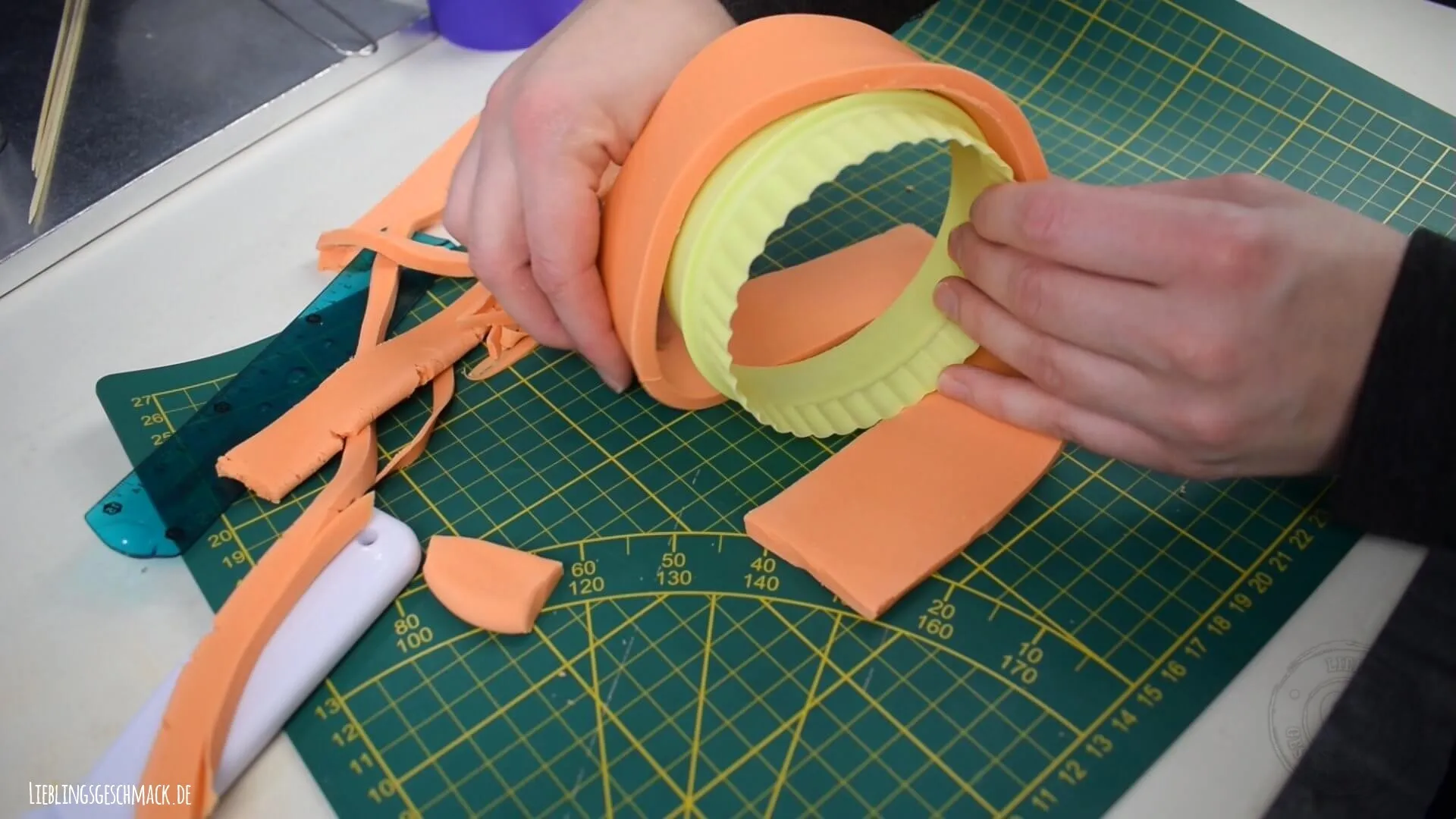 Ein vorbereiteter Looping aus orangefarbener Blütenpaste.