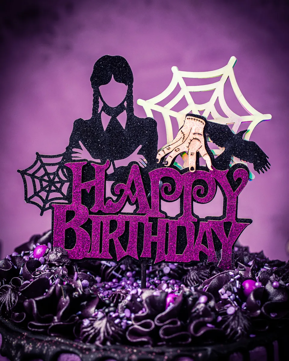 Ein Wednesday Geburtstagskuchen, verziert mit einem "Happy Birthday"-Stecker