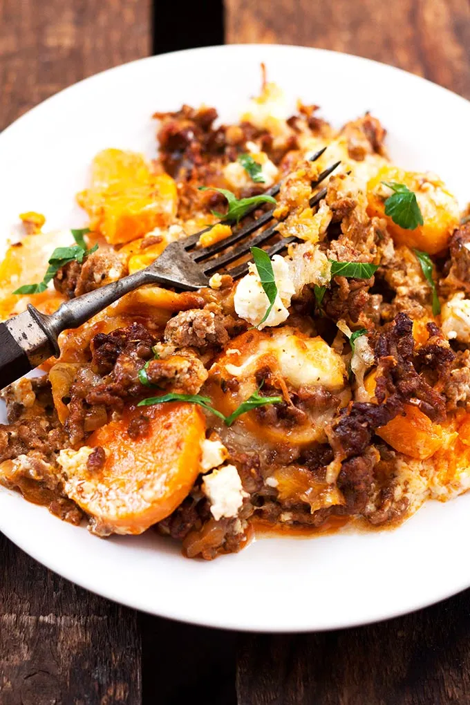 Ein weiterer Blick auf den appetitlichen Süßkartoffel-Hackfleisch-Auflauf mit Feta
