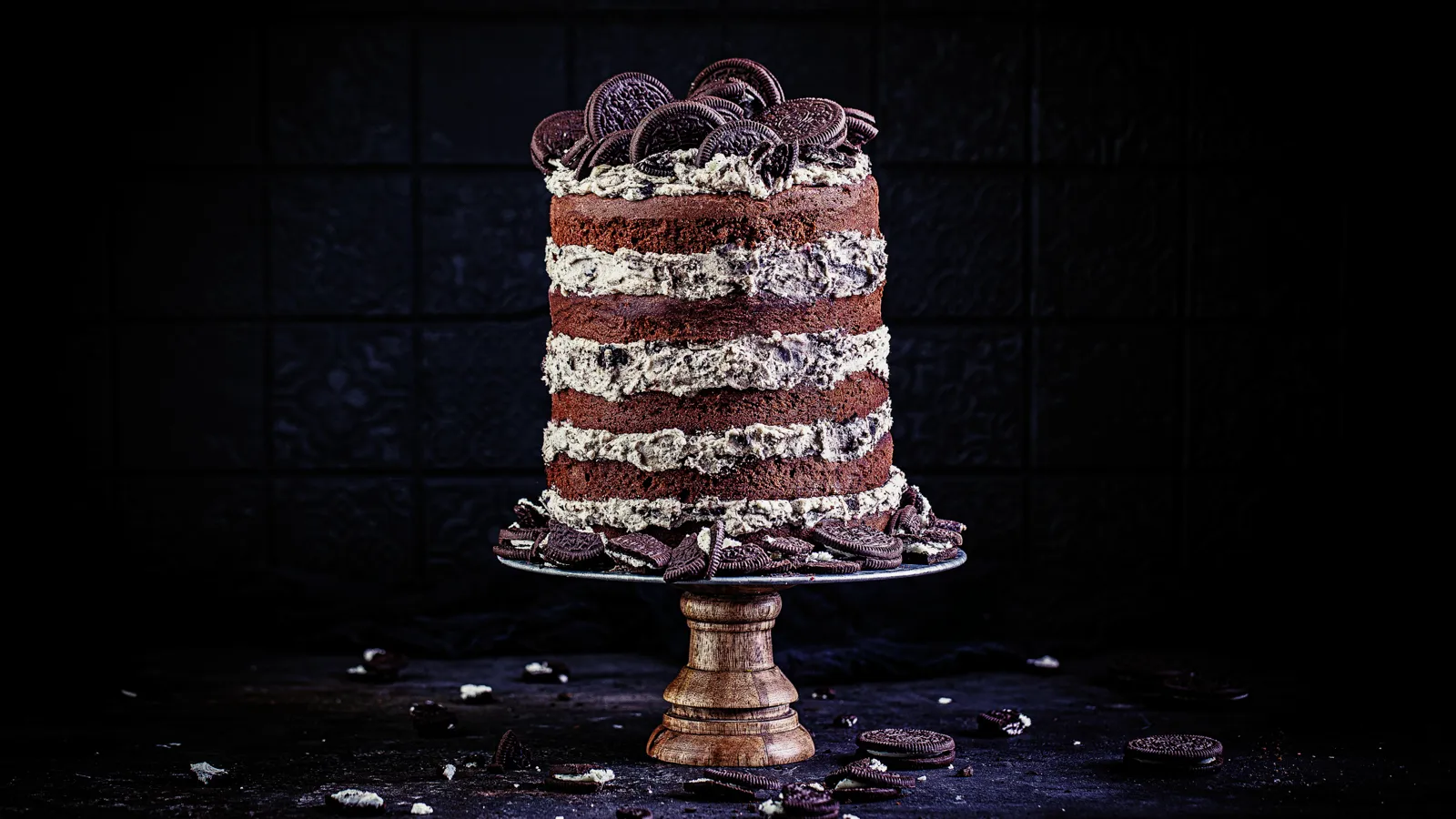 Ein wunderschön dekorierter Oreo Naked Cake, das Meisterstück aus der TV-Sendung