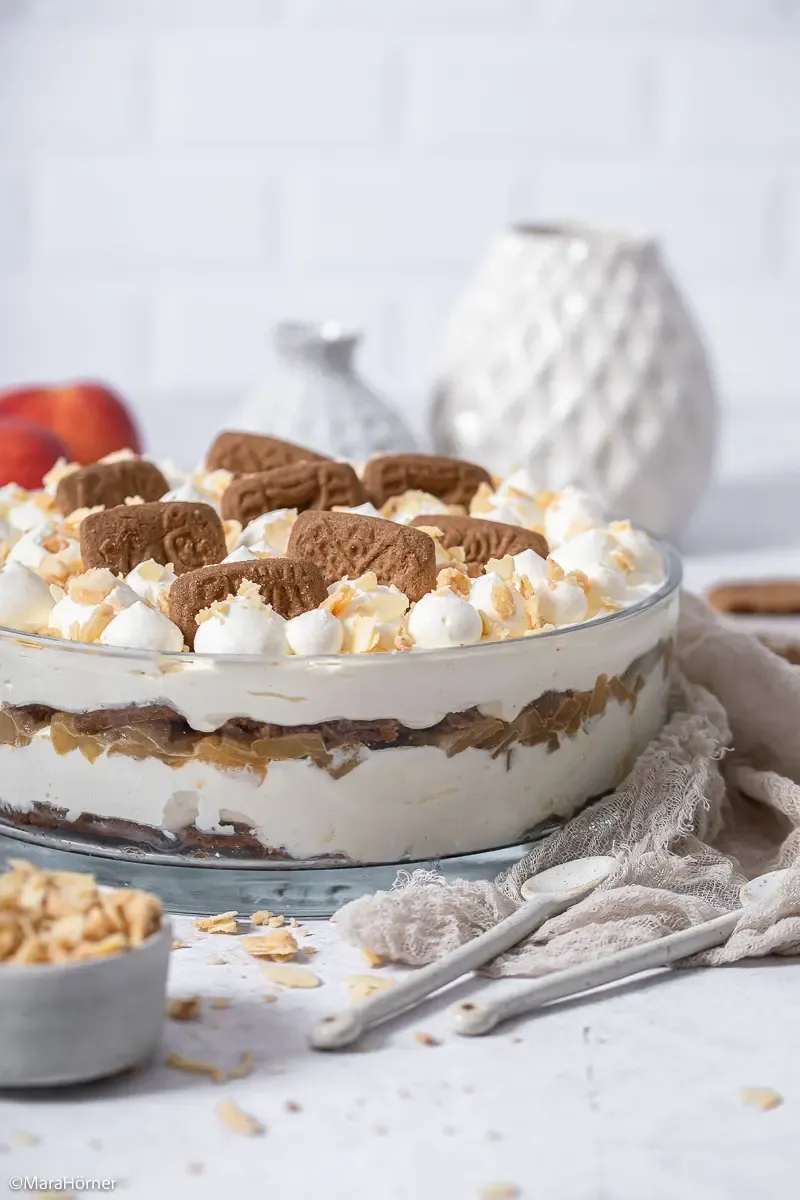 Ein wunderschön dekoriertes Spekulatius Bratapfel Tiramisu mit Sahnetuffs und Spekulatius