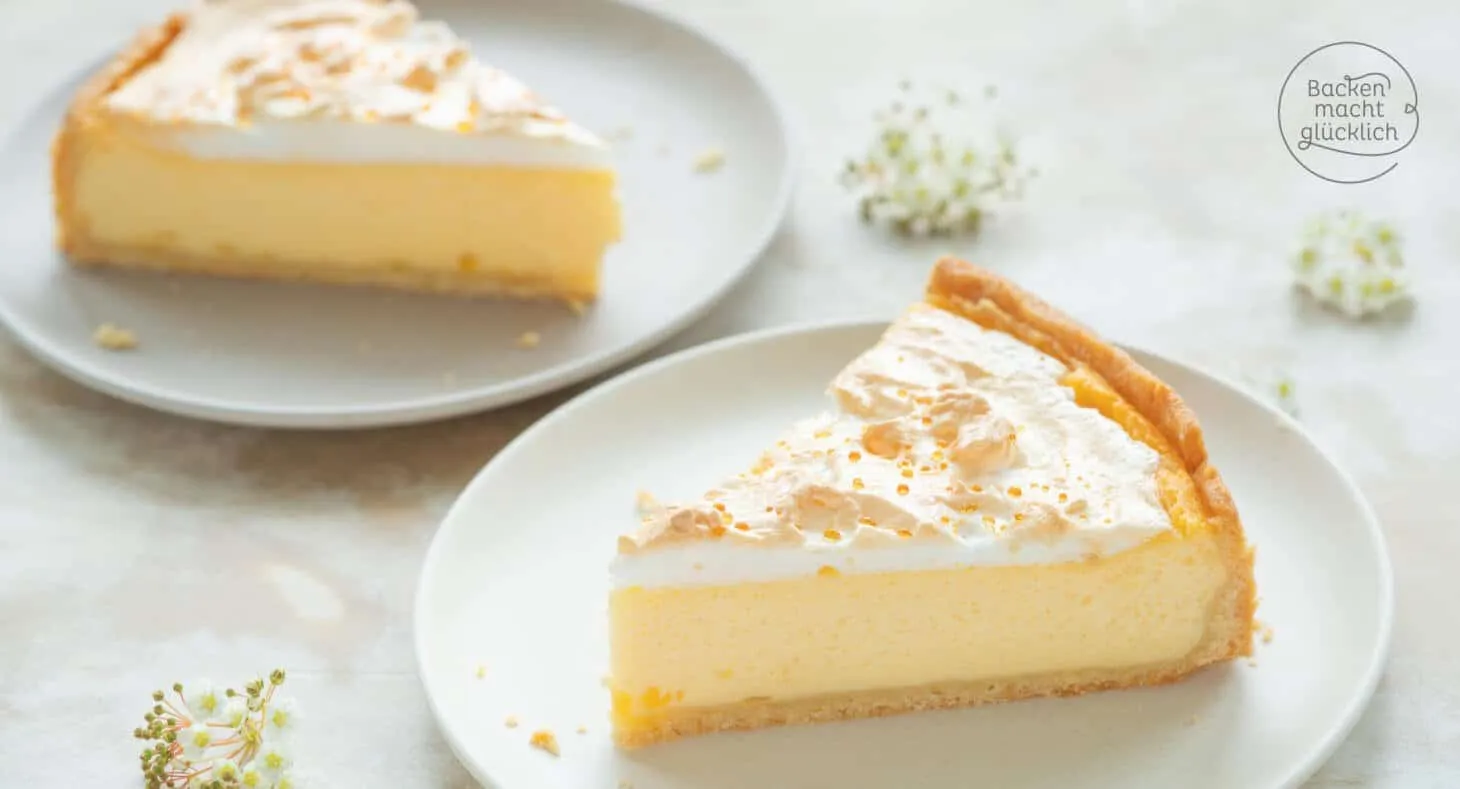Ein wunderschön gebackener Goldtröpfchen Käsekuchen mit glänzender Baiserhaube, bereit zum Servieren.