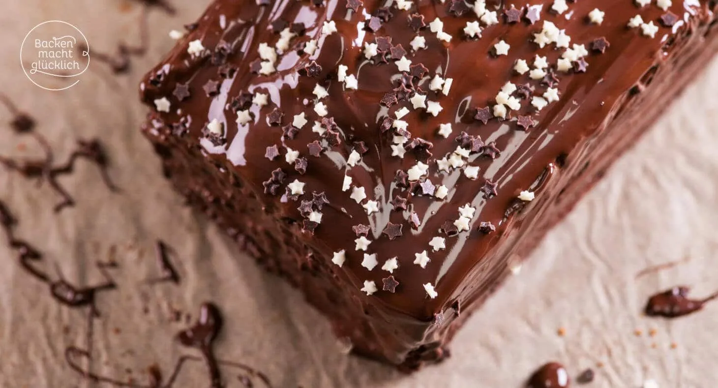 Ein wunderschön gebackener, saftiger Schokoladenkuchen aus der Kastenform, bereit zum Servieren.