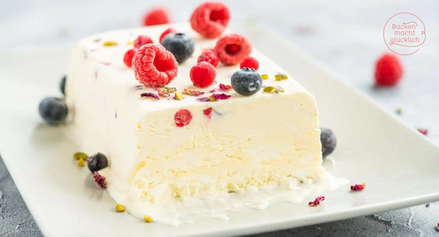 Ein wunderschön präsentiertes Vanille-Parfait mit frischen Beeren und Minze, bereit zum Servieren