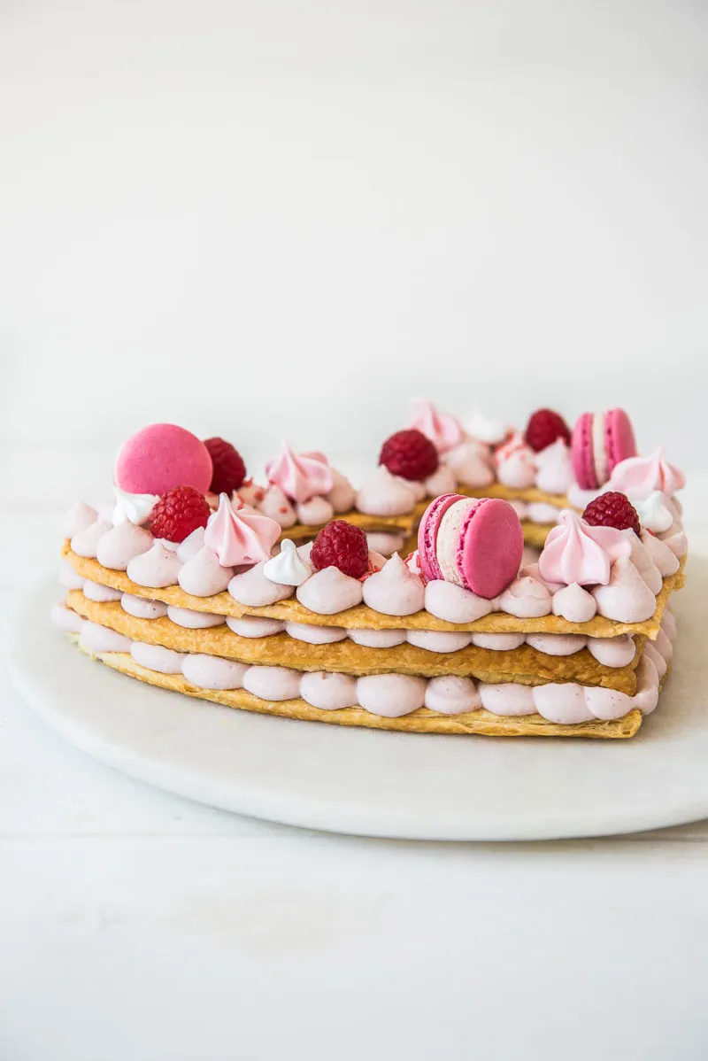 Ein wunderschöner Zahlenkuchen, liebevoll dekoriert für einen besonderen 30. Geburtstag