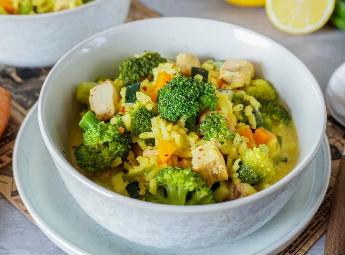 Ein würziges One Pot Lachs Curry mit Gemüse und Kokosmilch, perfekt für schnelle Abende