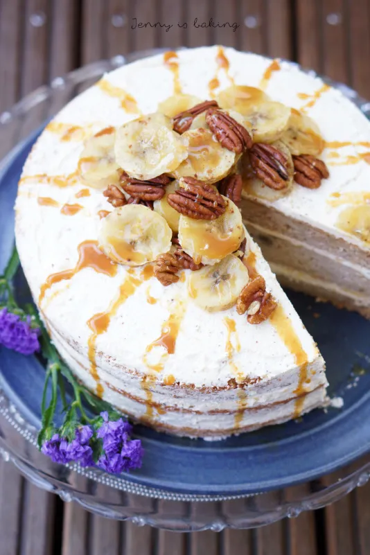 Eine Ansicht der Bananen-Buttercremetorte von oben, mit reichhaltiger Dekoration