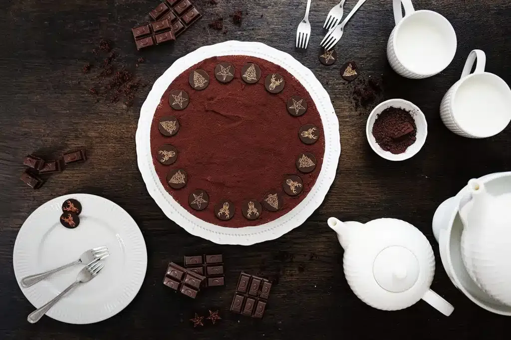 Eine Ansicht der fertigen einfachen Schokotorte, angeschnitten mit einer Gabel daneben, die ein Stück Kuchen hält.