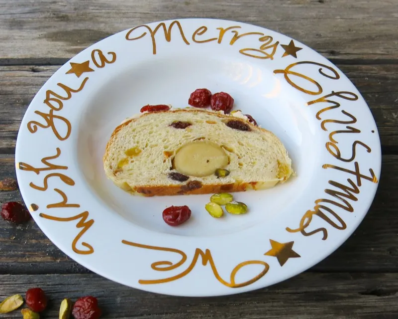 Eine appetitliche Scheibe des dekorierten Stollen, bereit zum Genießen