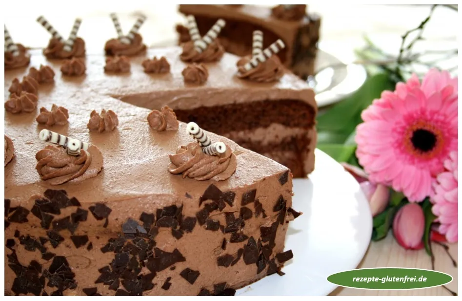 Eine appetitliche Schokosahnetorte mit perfektem Schnitt, die ihre cremige Füllung offenbart