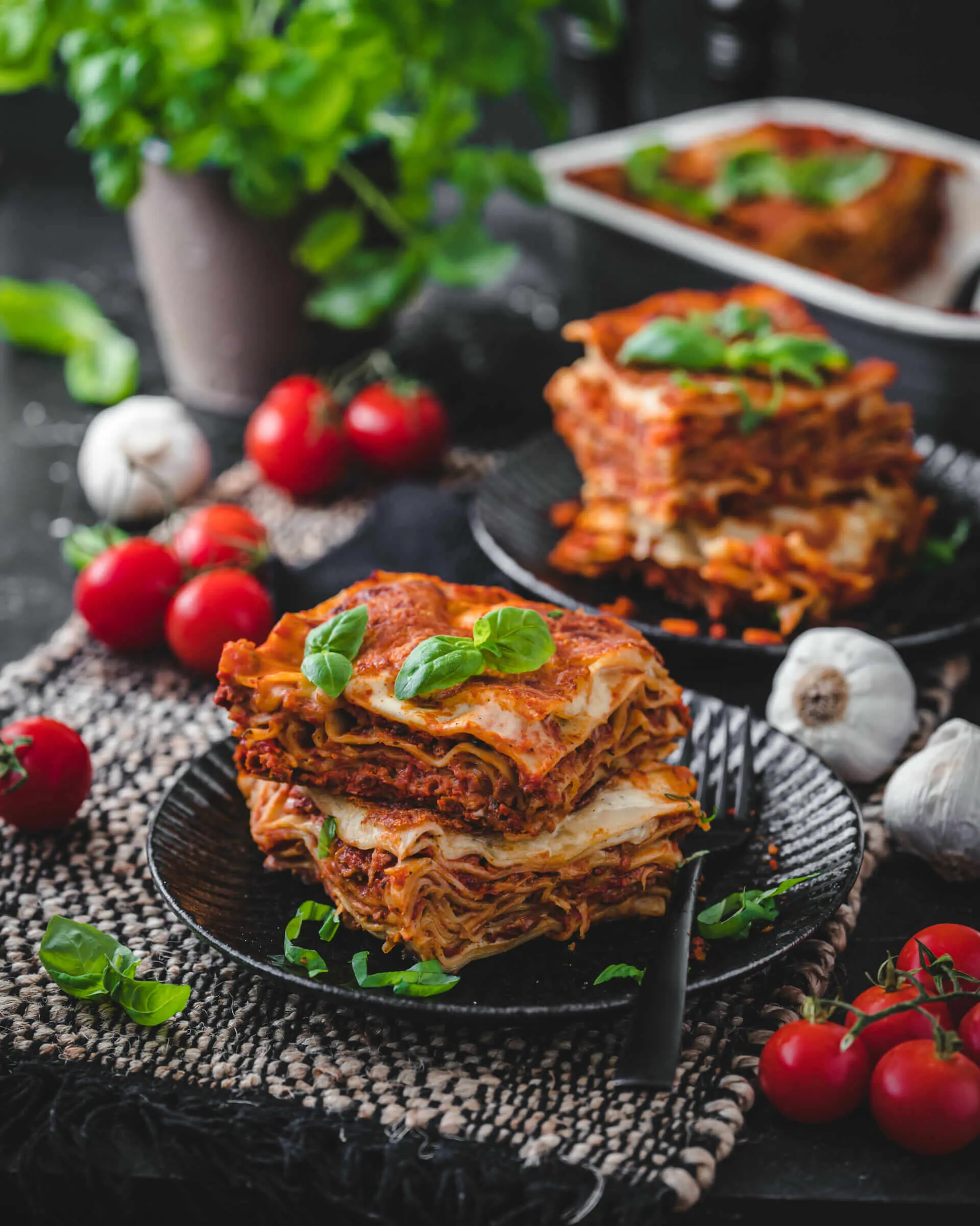 Eine Auflaufform gefüllt mit goldbraun überbackener vegetarischer Lasagne, bereit zum Servieren