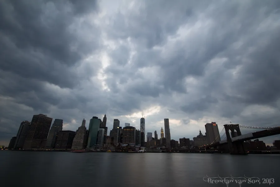 Eine Aufnahme der New Yorker Skyline bei Nacht, die als Basis für die HDR-Bearbeitung dient