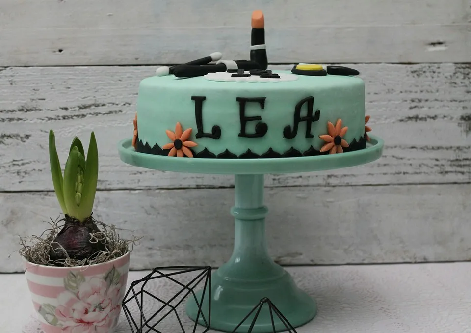 Eine aufwendige Schmink-Motivtorte für einen Mädchengeburtstag