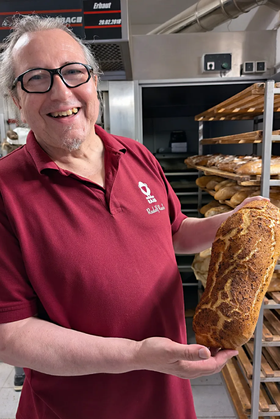Eine Auslage von verschiedenen Brotsorten, ordentlich gestapelt und bereit zum Verkauf in der Bäckerei