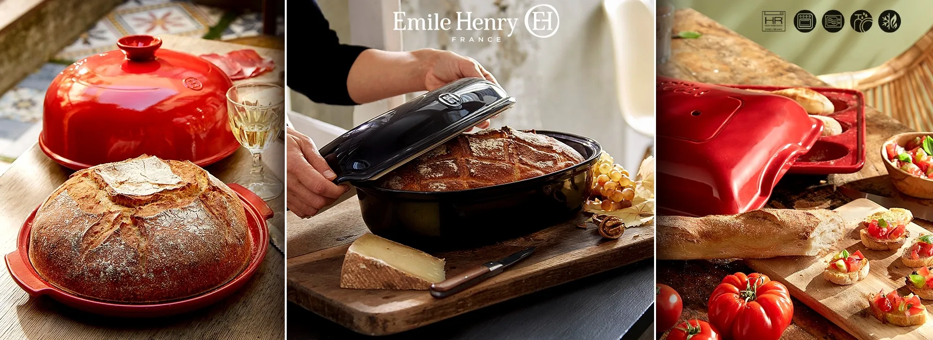 Eine Auswahl an Emile Henry Brotbackformen und fertig gebackenem Brot auf einer Holzplatte