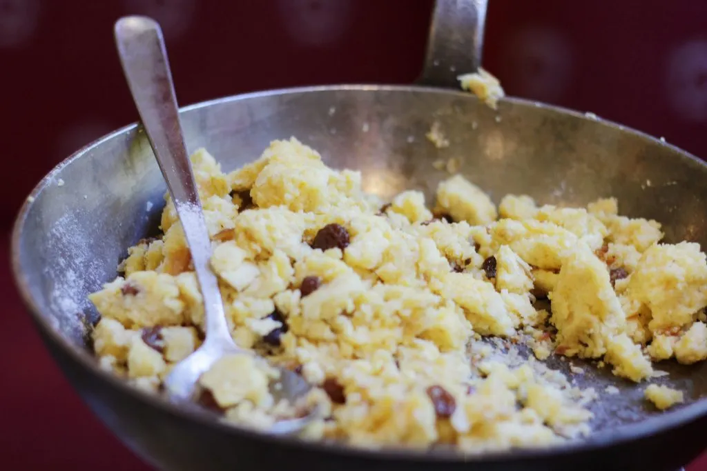 Eine Auswahl an exquisiten süßen Tartes und Kuchenstücken, kunstvoll angerichtet auf einem Buffet