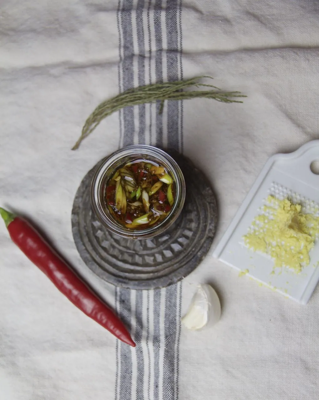 Eine Auswahl an frischem Gemüse, Pilzen, dünn geschnittenem Fleisch und Garnelen als Einlage für das Fondue