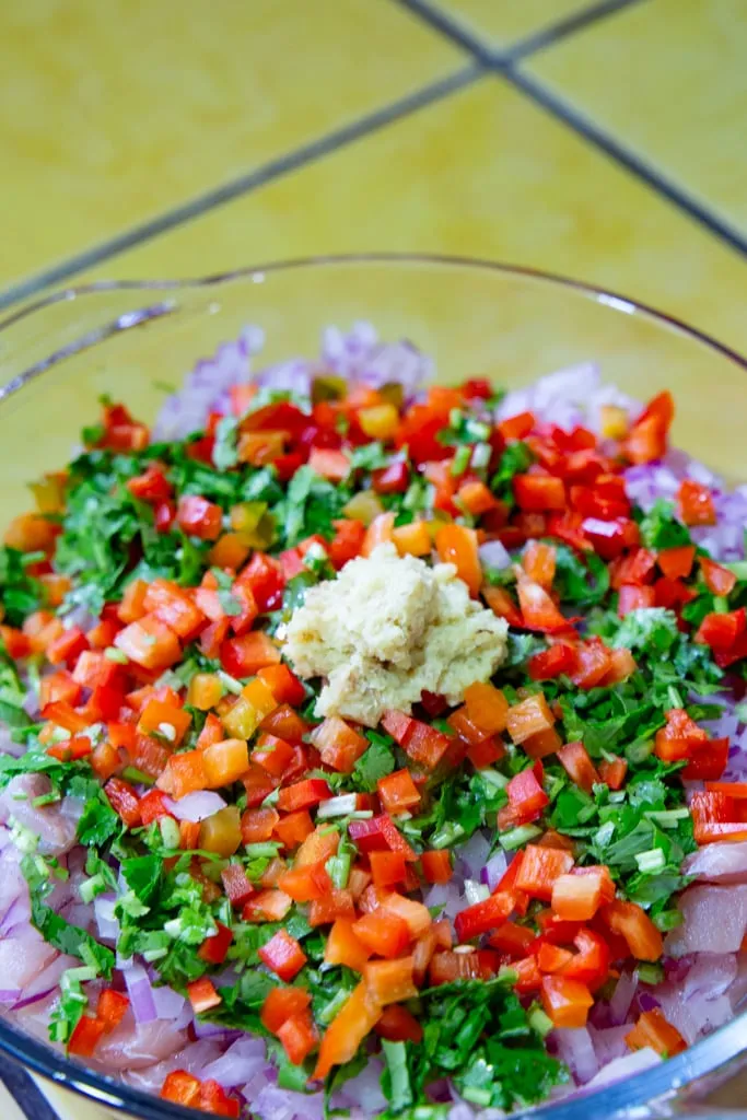 Eine Auswahl an frischen Zutaten, bereit für die Zubereitung des Ceviche Rezepts