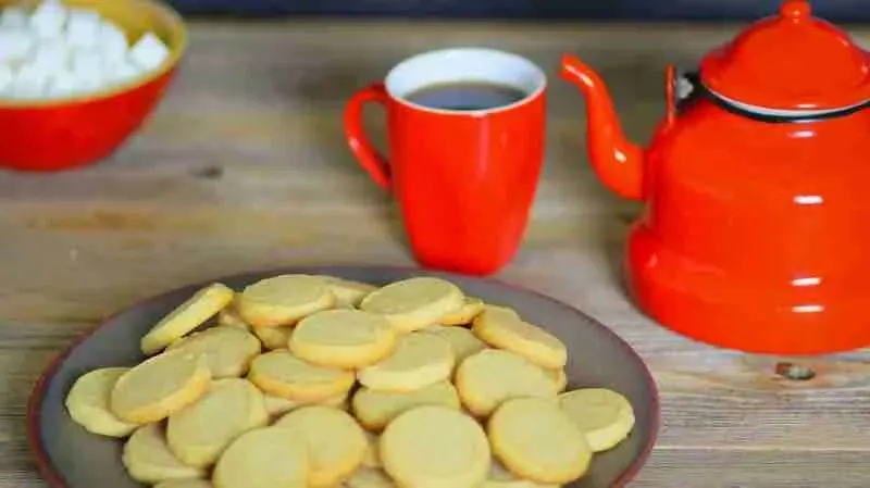 Eine Auswahl an Heidesand-Keksen, perfekt gebacken und bereit zum Servieren