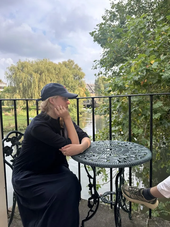 Eine Auswahl an Muji-Kleidungsstücken, ordentlich auf Bügeln in einem Geschäft präsentiert.