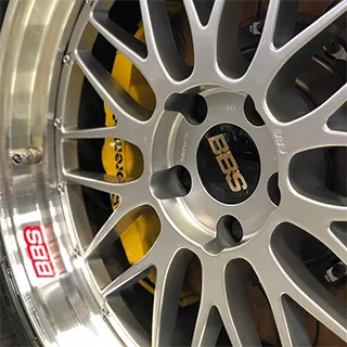 Eine Auswahl an verschiedenen Leichtmetallfelgen in unterschiedlichen Designs und Farben